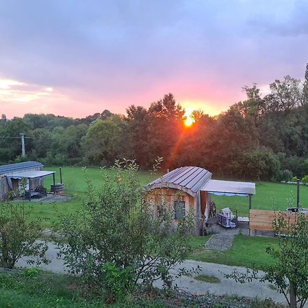 Les Milles Bottes Et Ses Roulottes Encausse-les-Thermes Exterior foto